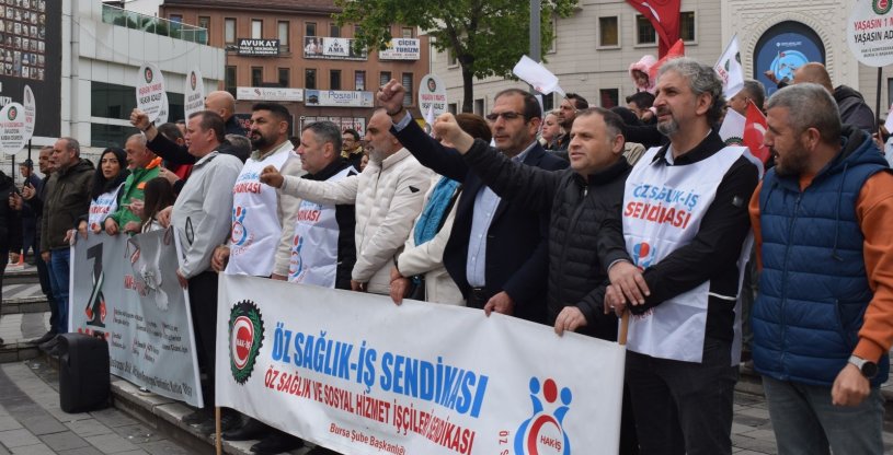 BURSA'DA 1 MAYIS BİLDİRİSİ OKUNDU, KUTLAMA YAPILDI