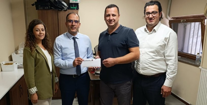 KOP, ÜYEMİZİN YKS'DE DERECEYE GİREN EVLADININ ÖDÜLÜNÜ TAKDİM ETTİ